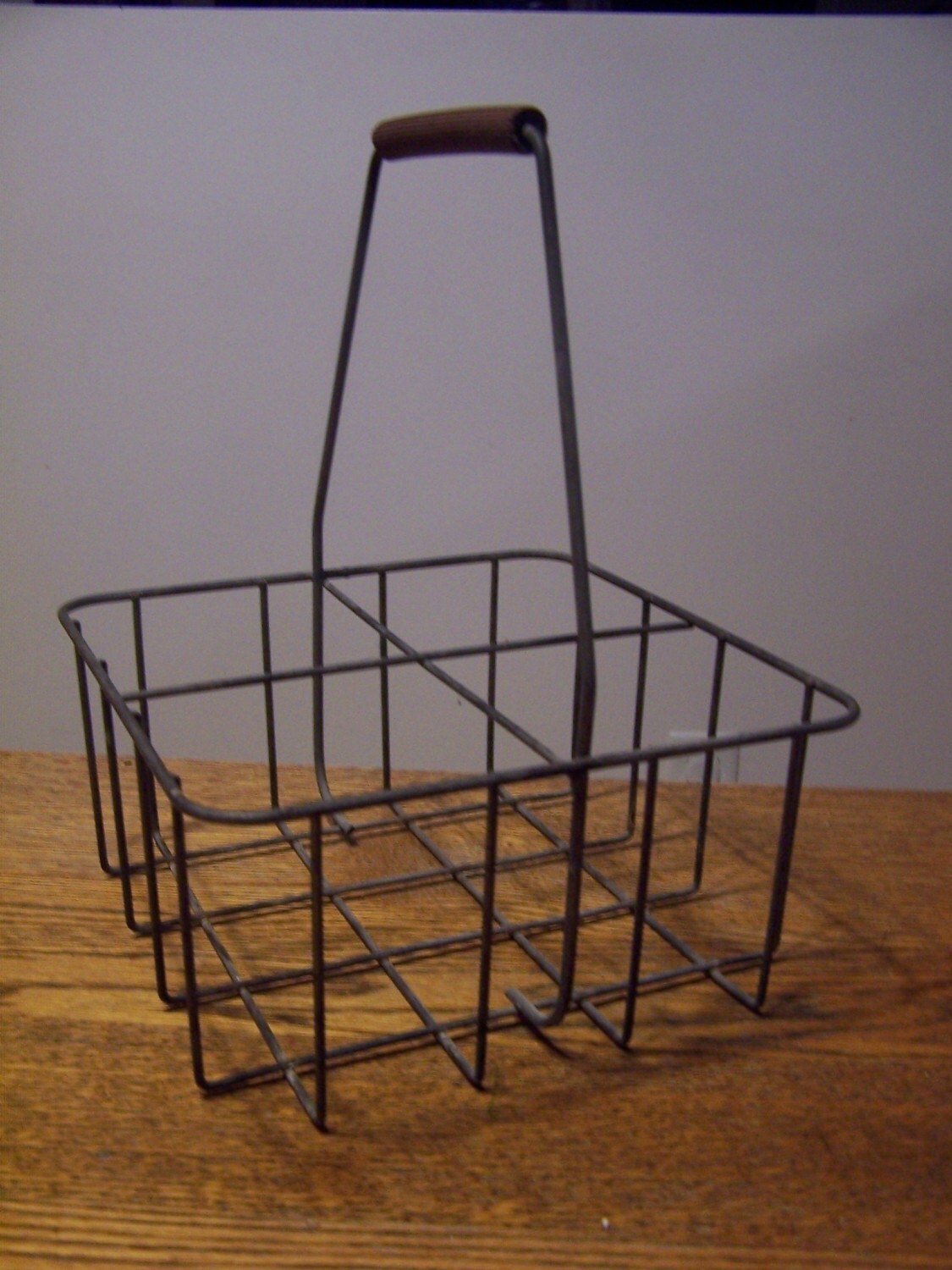 VINTAGE METAL WIRE MILK BASKET CARRIER WITH HANDLE