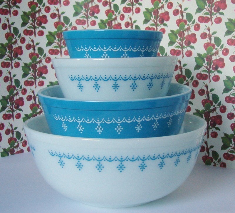 Vintage Pyrex Snowflake Blue Mixing Bowl Set