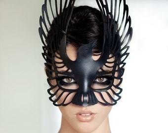 Raven leather mask in black