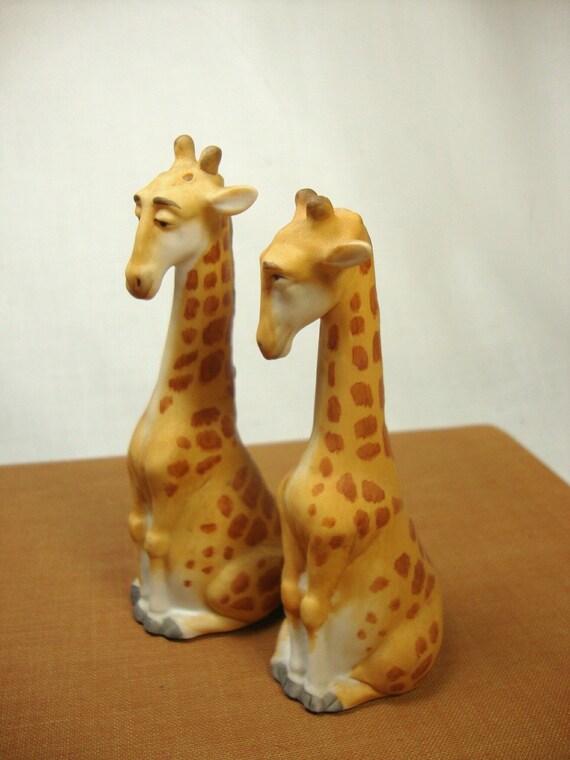 Vintage giraffe salt and pepper shakers by Sassydoggs on Etsy