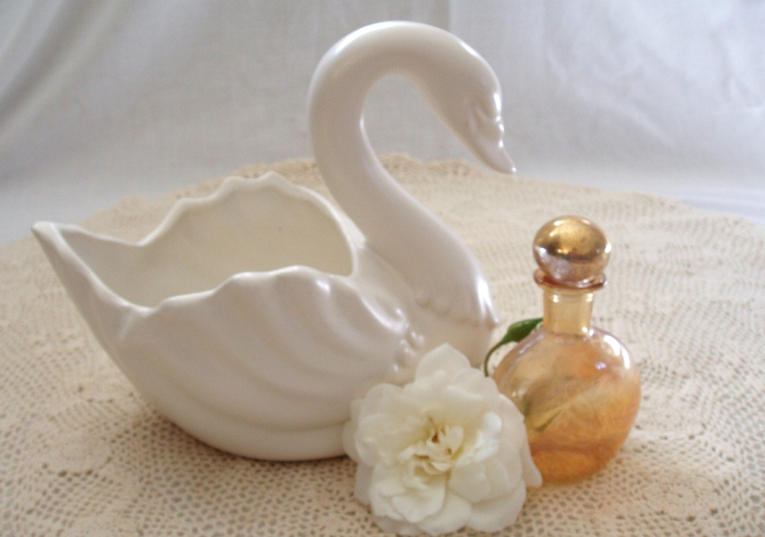 Vintage white pottery swan vase planter large Hull USA