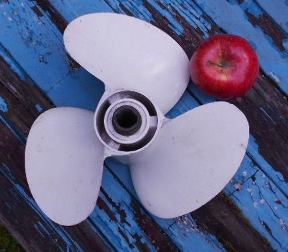 VINTAGE BOAT PROPELLER white shiny cool display chippy