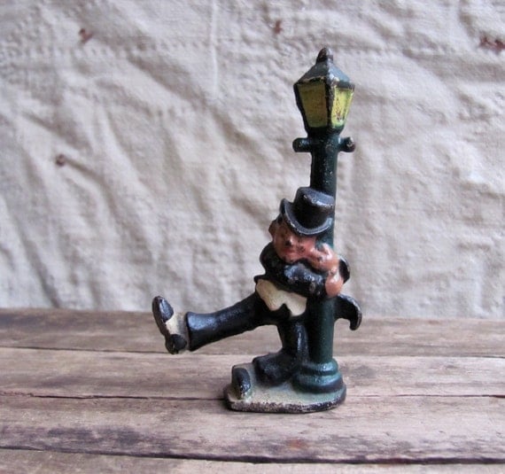 vintage 1940s cast iron figurine // drunk man on a lamp post