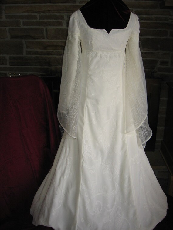 Custom made Renaissance Medieval maiden wench wedding gown