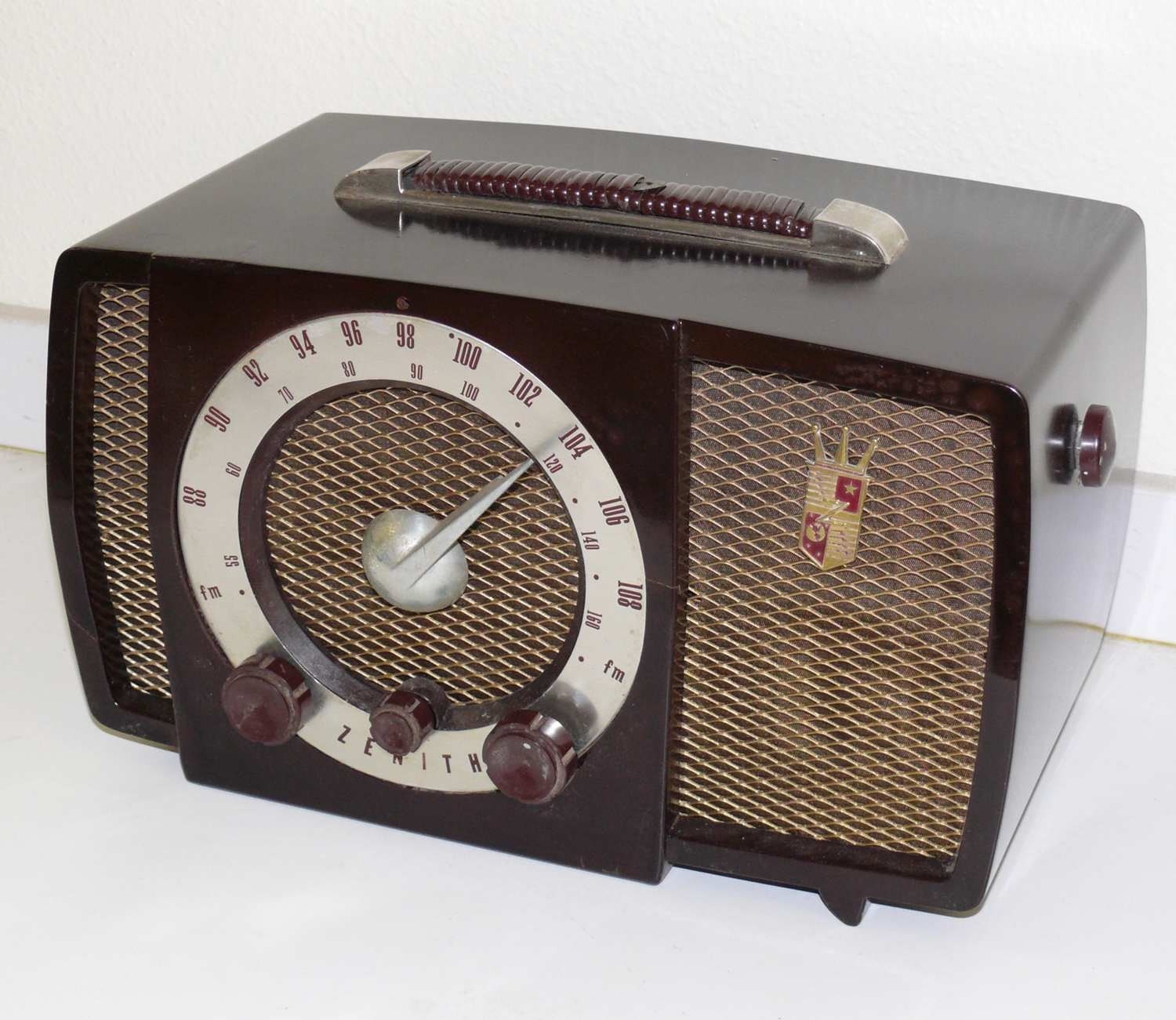 1950's Zenith Bakelite AM/FM radio