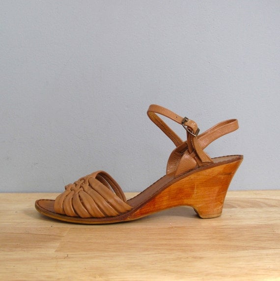 vintage 1970s wooden WEDGE sandals 10