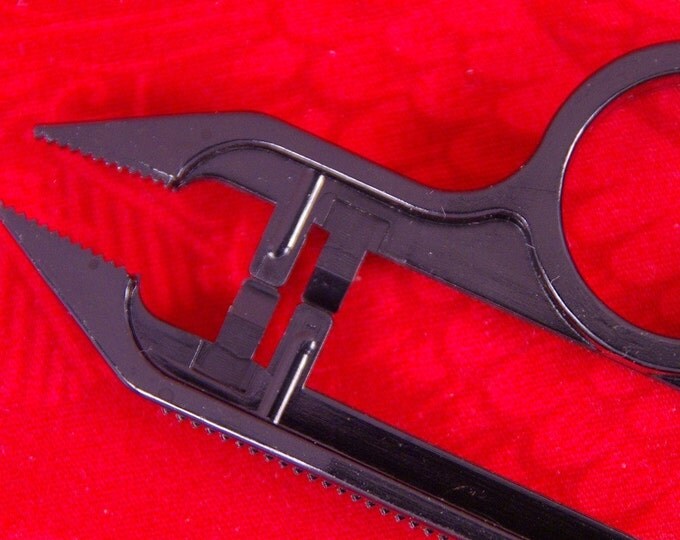 Ergonomic Plastic Tweezer Tool for Arts and Crafts