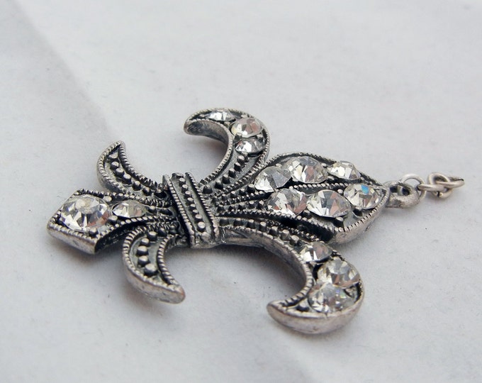 Antique Silver-tone Wide Fleur de Lis Pendant with Rhinestones