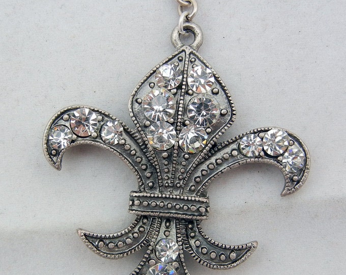 Antique Silver-tone Wide Fleur de Lis Pendant with Rhinestones