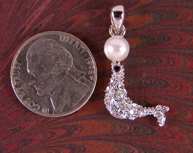 Rhinestone Seal with Pearl-like Ball Pendant