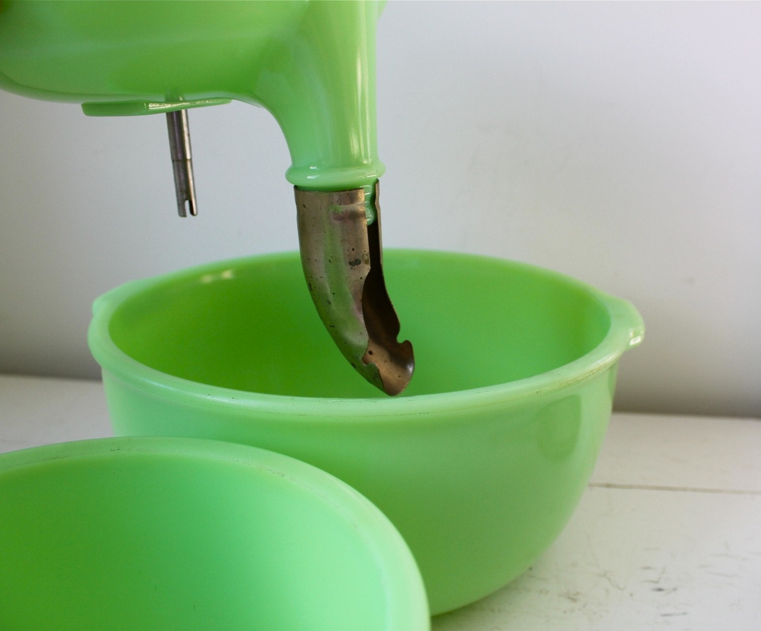 vintage 1930s jadeite bowls and juicer set for a Sunbeam