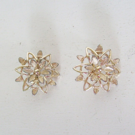 Items similar to Vintage earrings Sarah Coventry clip on gold flower or ...