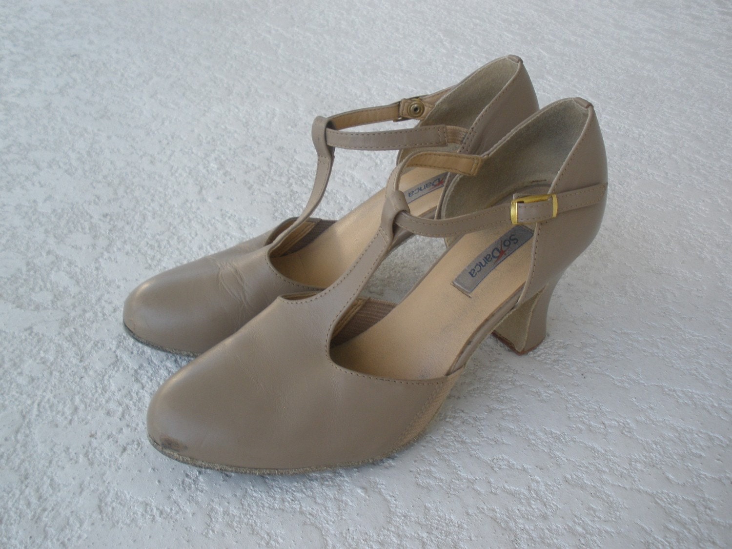 Size 8 vintage dance shoes t straps tan leather heels