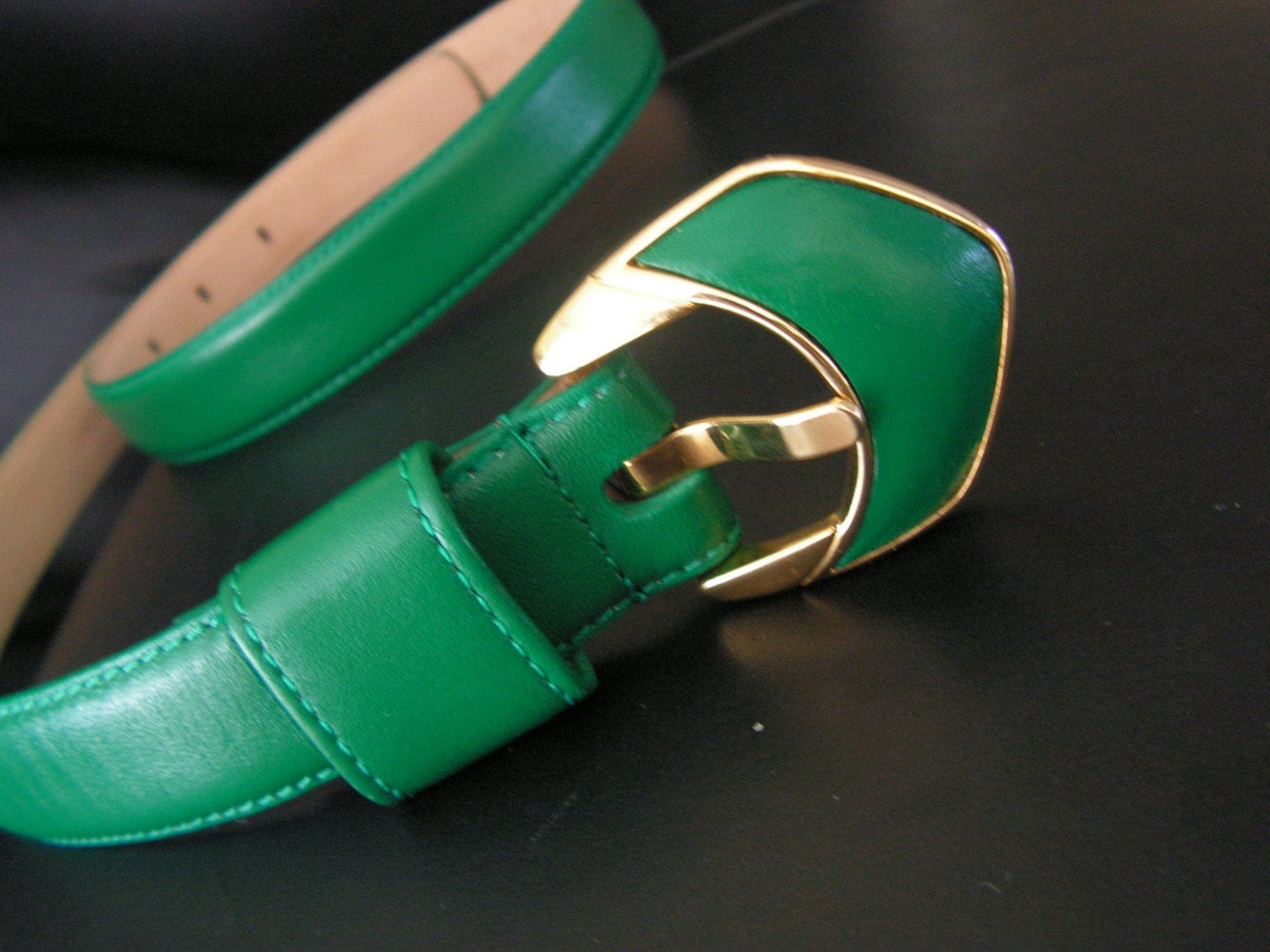 Vintage 80s emerald green leather belt. Made by Liz by VezaVe