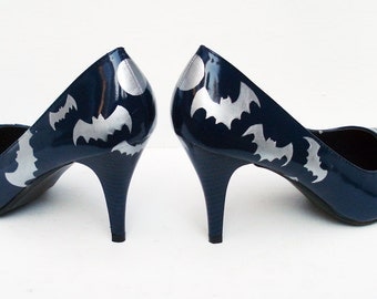 Hand Painted Shoes - Bats and Moon Customize your shoes - Kezbirdie