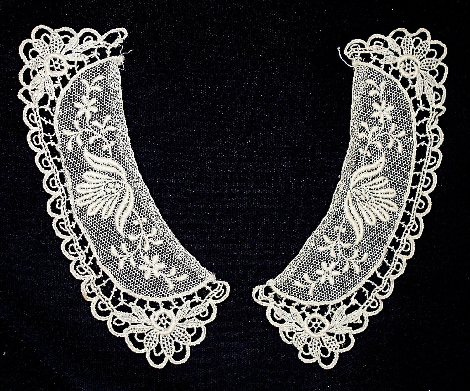 Small Antique Lace Collar