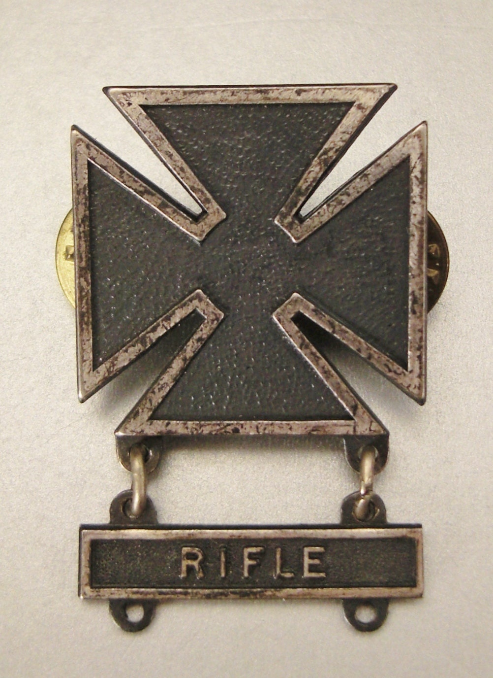 MILITARY RIFLE TIE tack Qualification Badge Oxidized Metal