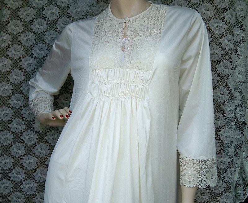 Vintage Ladies Penneys Cream Nightgown Negligee Lingerie