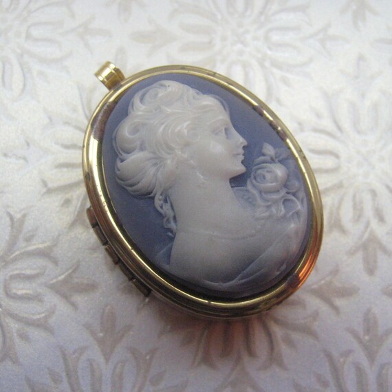 Vintage Locket Cameo Sankyo Music Box Love Story Chunky