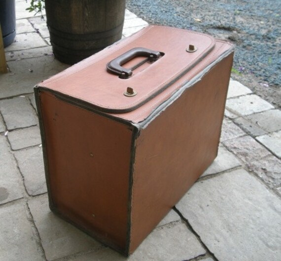 Vintage traveling salesman carrying case with hinged closure