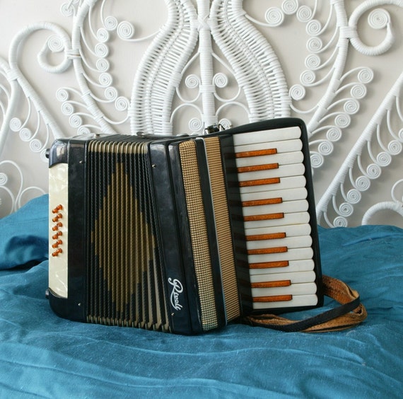 Rivoli Accordion by johnnyvintage on Etsy