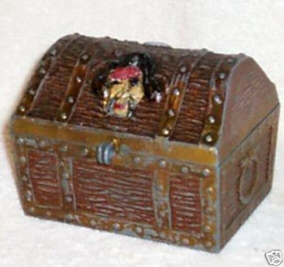 Pirate Treasure Chest Coin Bank vintage metal skull