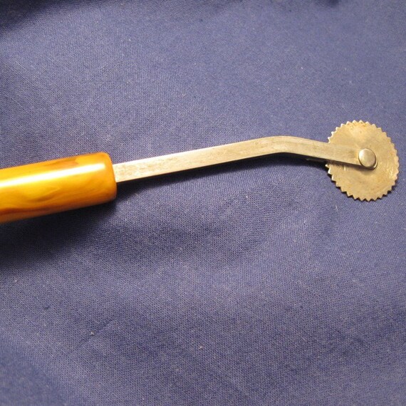 Vintage Pattern Tracing Wheel with Pretty Bakelite Handle