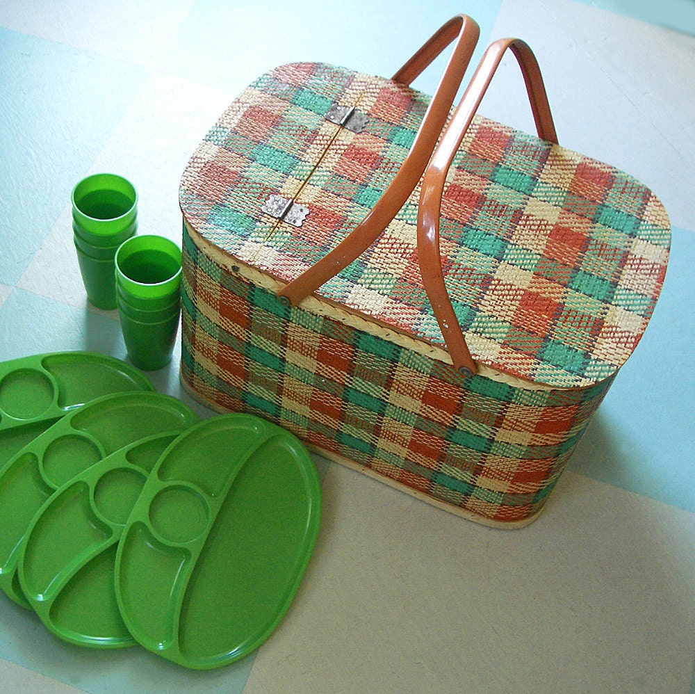Large Picnic Basket Woven Plaid with 8 Divided Plates and