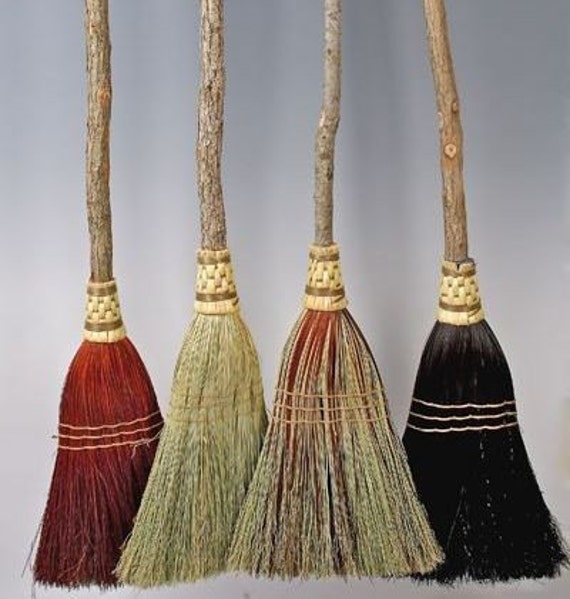 KITCHEN BROOM NATURAL COLORED