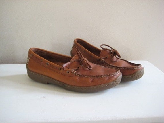 vintage BASS boating shoes. SIZE 8