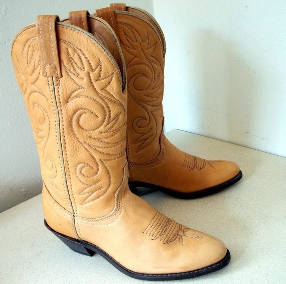 Sweet Vintage Cowgirl Boots size 6 1/2 M beautiful light tan