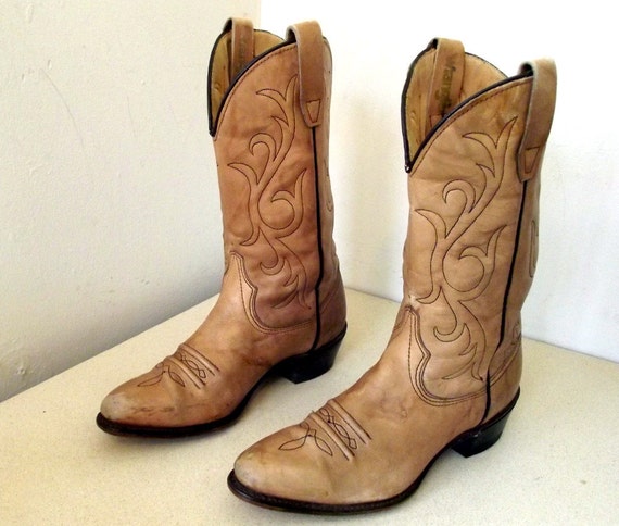 Vintage Wrangler Cowboy Boots in a Cowgirl size 7.5 M