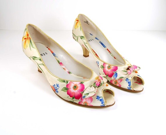 Vintage floral satin peep toe kitten pumps // Leather outsole