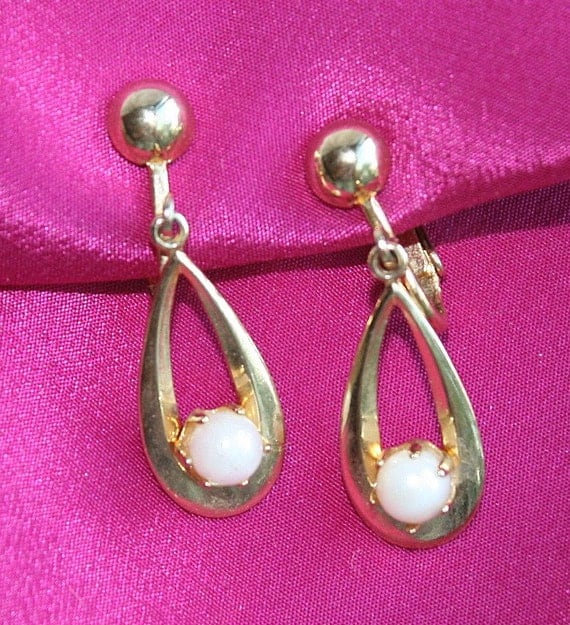 Vintage Faux Pearl Teardrop Earrings Goldtone Dangle Drop Clip