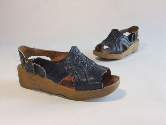 Vintage 1970s Shoes // Famolare Wavy Bottom Leather Sandals