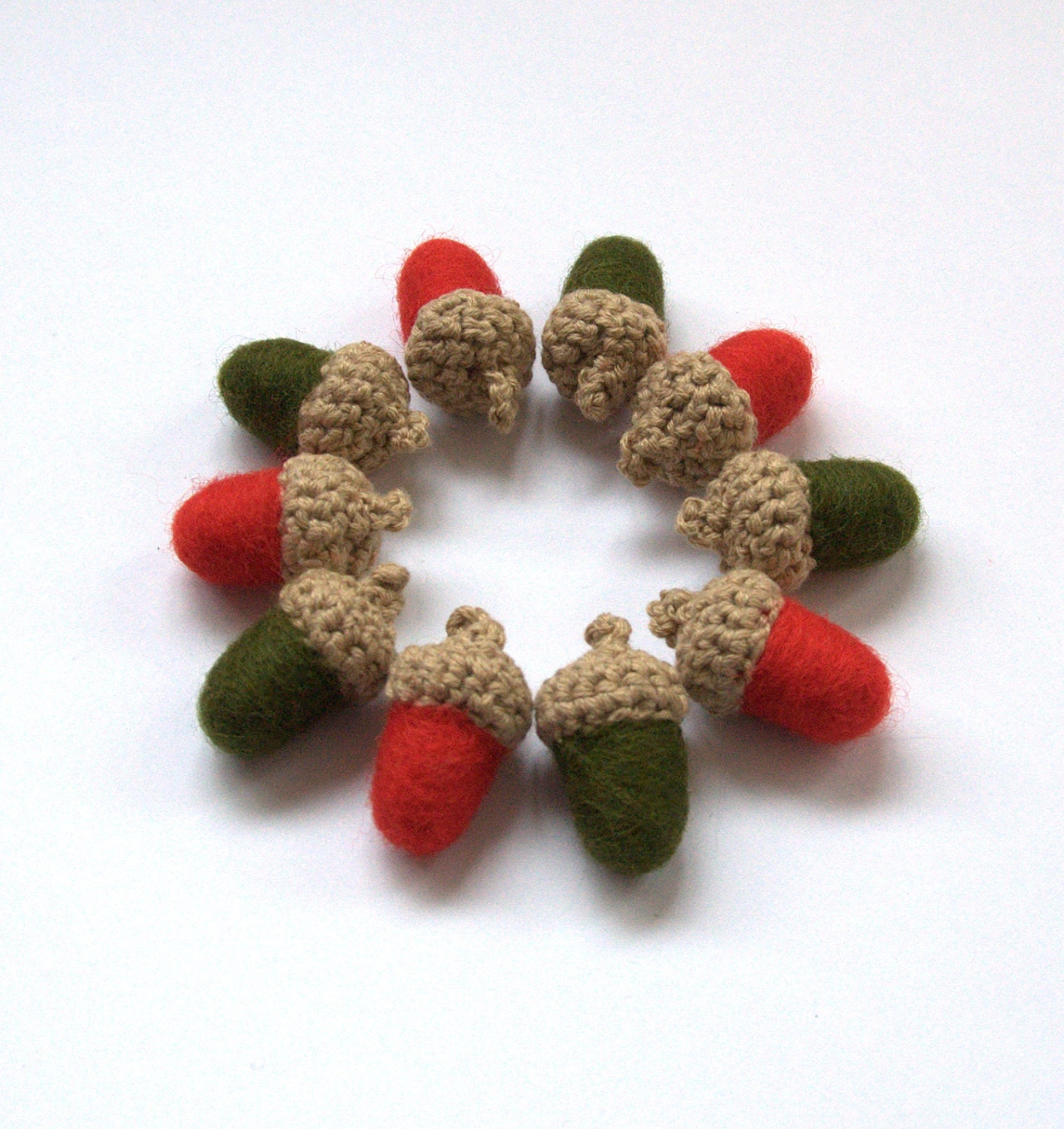 Rustic decor felt acorns 10 red green beige wool ornaments garland handmade Thanksgiving winter Weddings favor tree decoration