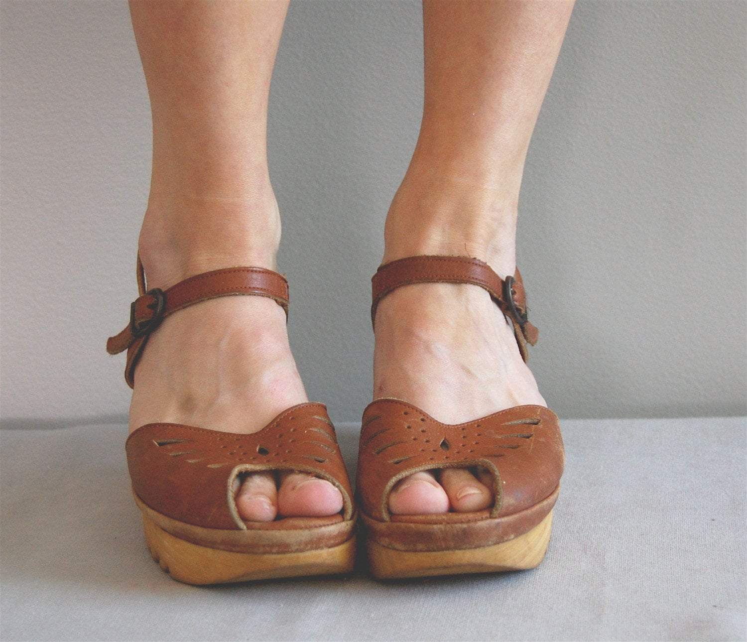 vintage BROWN SUGAR 70s PLATFORM Sandals