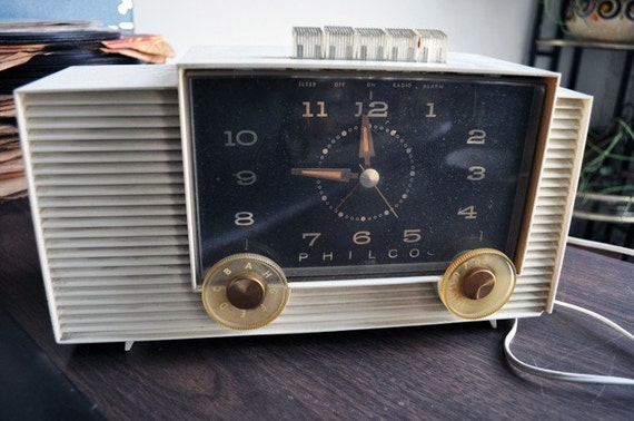 Items similar to 50s Philco Tube AM Clock Radio on Etsy