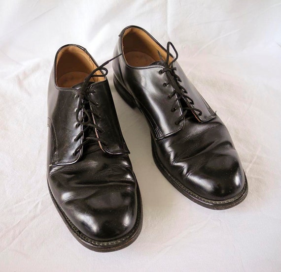 Vintage 1970s mens shoes black dress shoes by Genesco by Savanteer