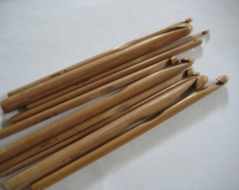 FromUSA 13 size bamboo crochet hooks 2.75-10.0mm (a complete set from US size C to N)Extremely NICE!!! or with silk case