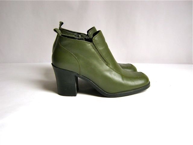 Vintage olive green ankle boots 8 by dirtybirdiesvintage on Etsy