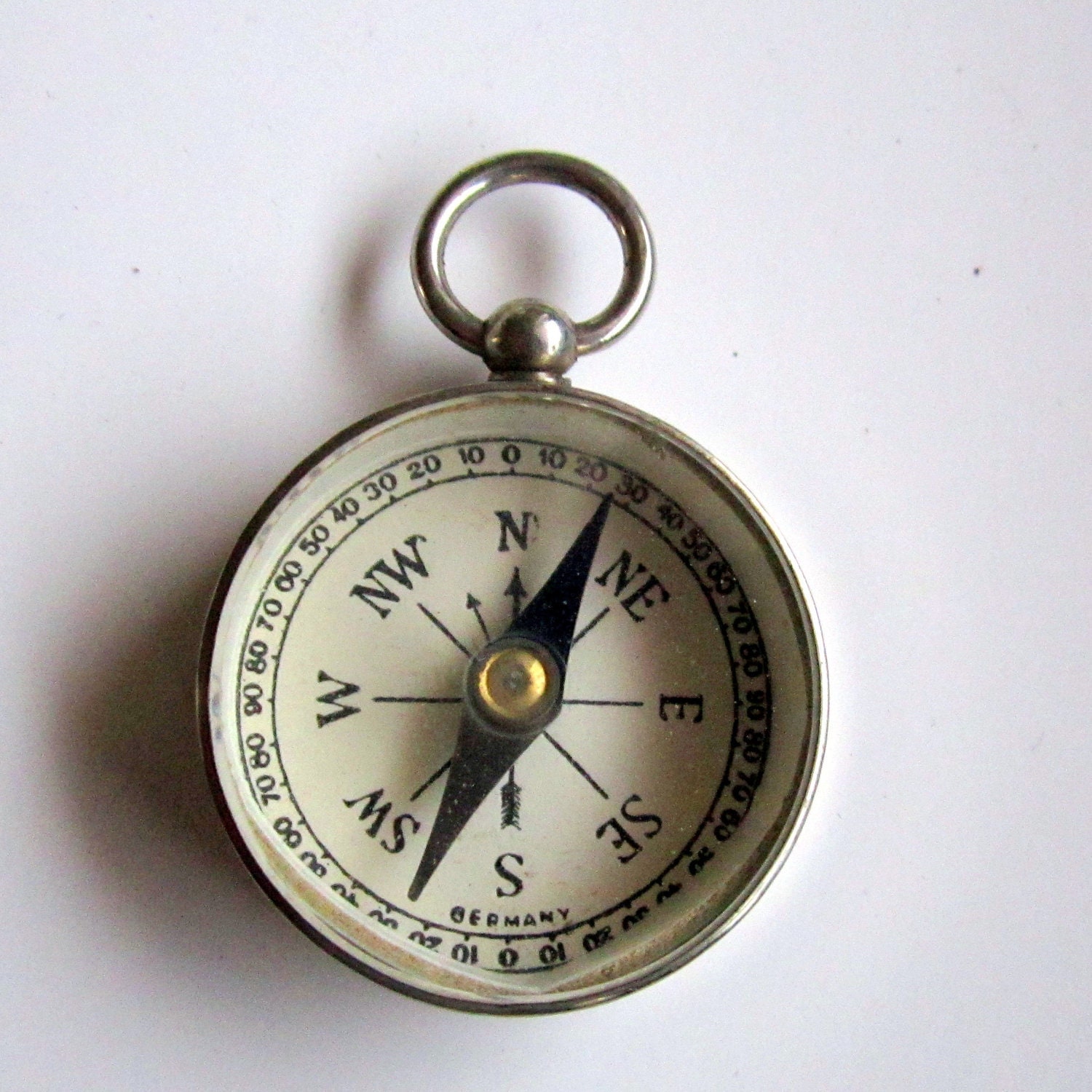 Компас германа. Старинный компас. Винтажный компас. Древний компас. Маленький старинный компас.