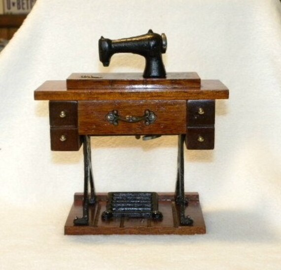 Vintage Good Sewing Machine music box by RatAttackTeam