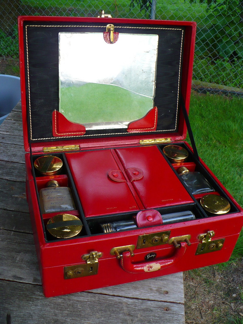 Vintage Shortrip red leather cosmetic travel case