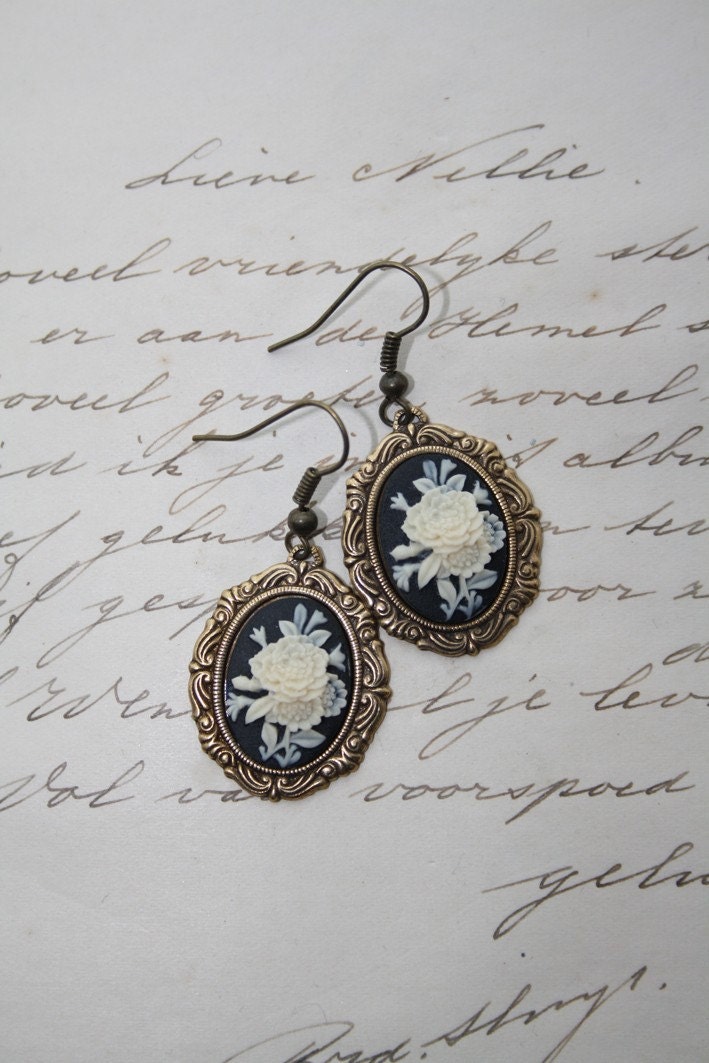 BLACK FLOWER cameo earrings - Gothic victorian vintage style -