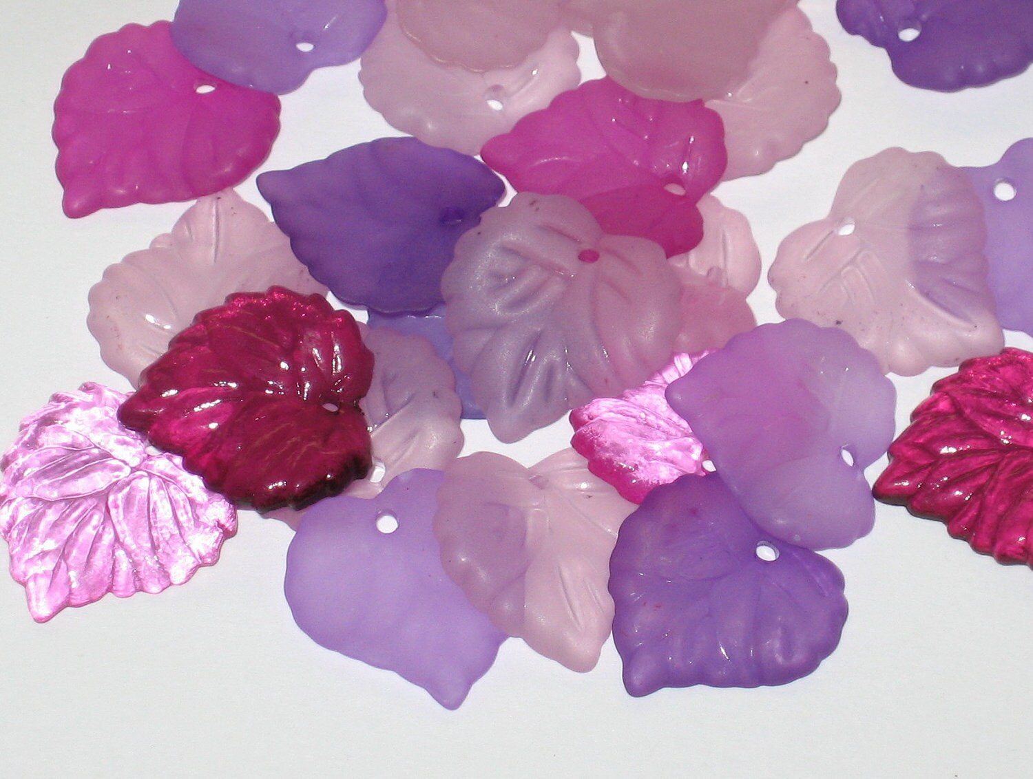 30 Acrylic Leaf Beads 15mm Lilac Mix