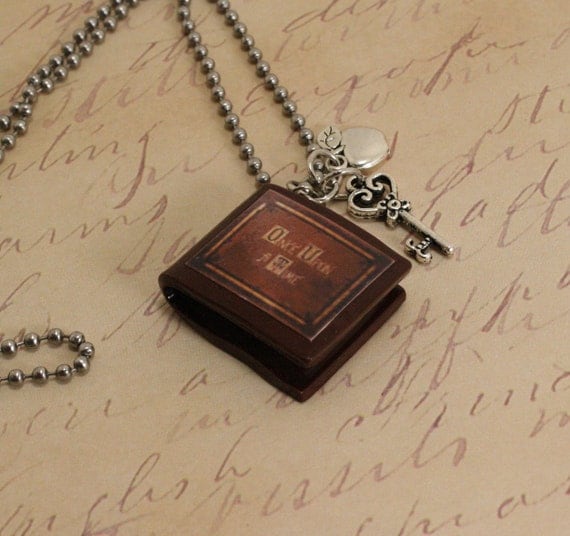 Once Upon A Time Necklace "Henry's Book" V1 Poison Apple and Queen's Keys