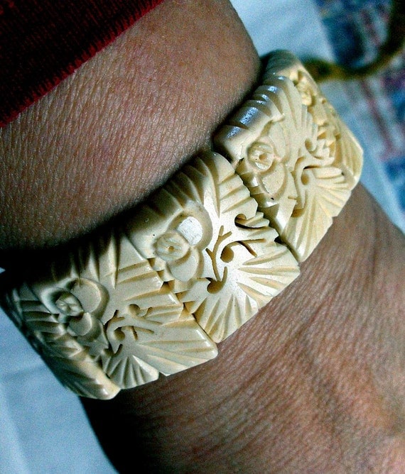 Very Vintage HANDCARVED IVORY Stretch Bracelet Beautiful