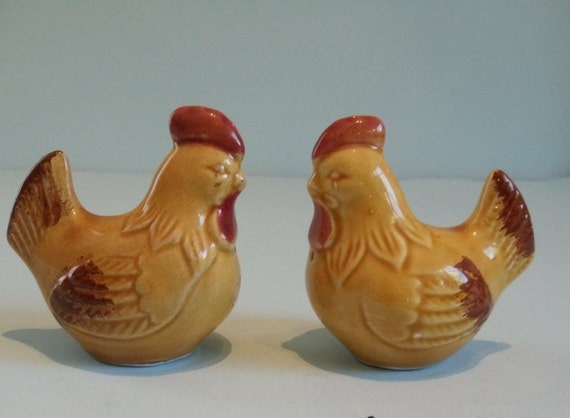 Chicken Salt and Pepper Shakers by GertrudesVintage on Etsy