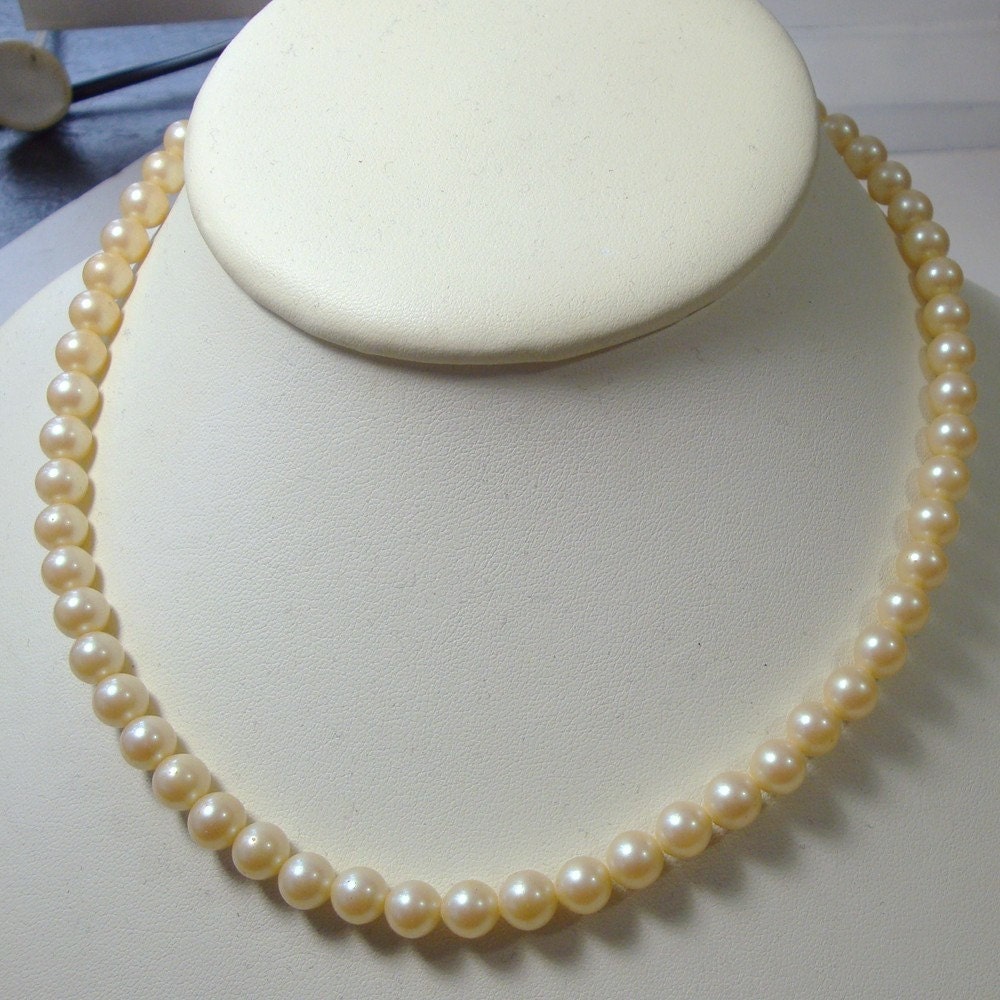 Vintage Pearl Necklace 1950s Japan Looks Cultured 16 inch